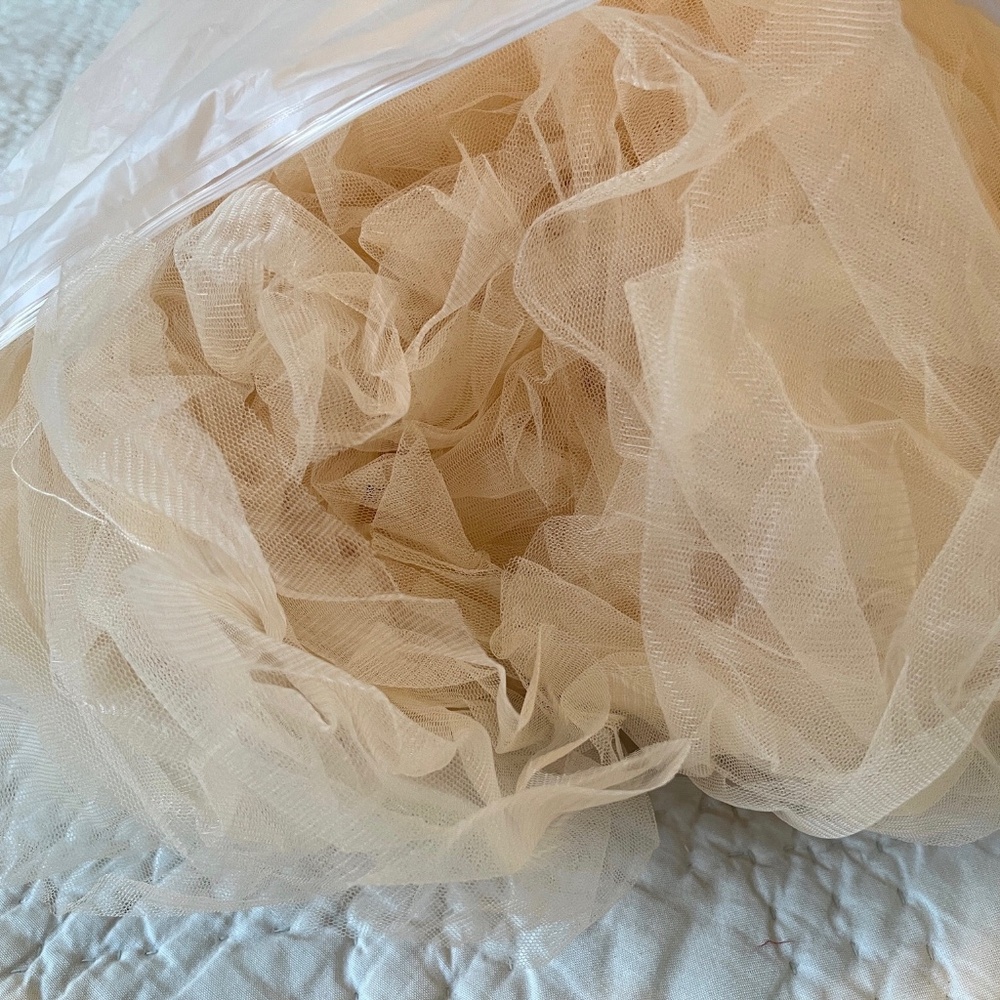 Tulle Maternity Photoshoot Gown - Champagne - Picture 3 of 9